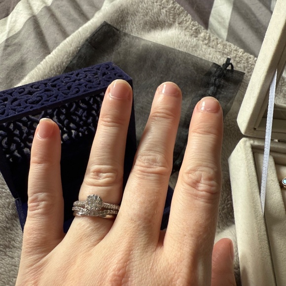 Diamond wedding band - Picture 2 of 3